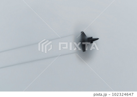 マッハコーンとヴェイパーを纏うF-35B戦闘機 102324647