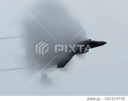 音速の壁を破るF-35B戦闘機 102324738