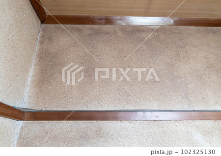 年季の入った古い住宅の汚れた塗り壁 年季の入った古い住宅の汚れた塗り壁 102325130