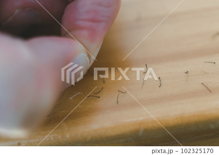 ヒゲを指で抜いて ヒゲを指で抜いて 102325170