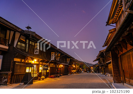 長野県塩尻市 秋の夕暮れの奈良井宿のまちなみ 長野県塩尻市 秋の夕暮れの奈良井宿のまちなみ 102325190