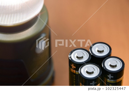単三電池のストックとLEDランタン 102325447