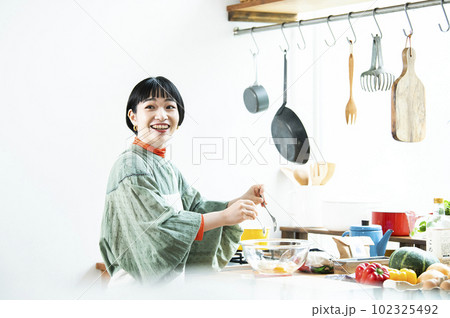 カボチャのパンケーキを作る若い女性 102325492