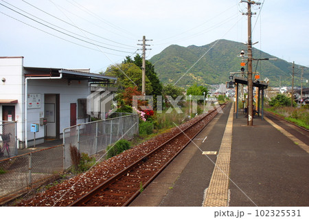 ローカル線の線路とホーム ローカル線の線路とホーム 102325531