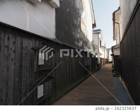 「白壁の町並み」掛屋小路の古い排水溝(山口県柳井市) 102325637