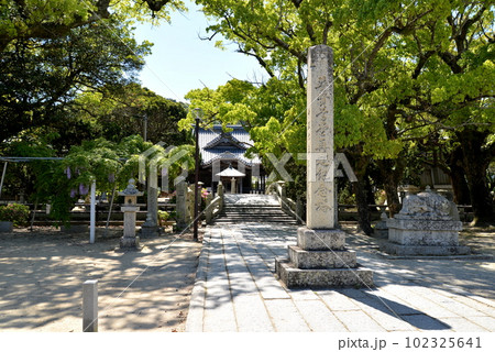 普賢堂とお堀に架かる太鼓橋(山口県光市) 普賢堂とお堀に架かる太鼓橋(山口県光市) 102325641