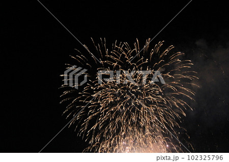 打上花火/大きな二つの花火が重なり、ハート形に見える瞬間 打上花火/大きな二つの花火が重なり、ハート形に見える瞬間 102325796