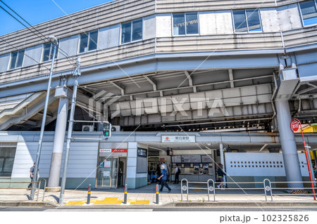 横浜市の都市風景　東白楽駅 102325826