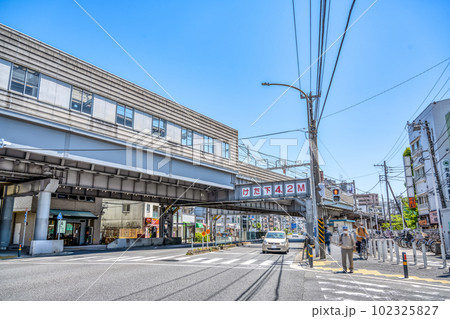 横浜市の都市風景　東白楽駅 102325827