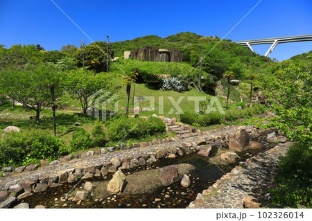 【兵庫県】晴天の国営明石海峡公園のせせらぎ広場 102326014
