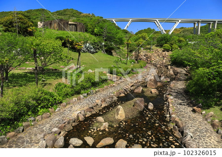 【兵庫県】晴天の国営明石海峡公園のせせらぎ広場 102326015