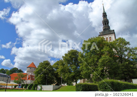 北欧エストニア　中世の面影が残る世界遺産タリン旧市街歴史地区の聖ニコラス教会の鐘楼 102326041