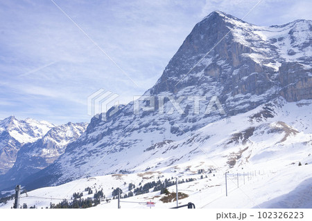 スイスアルプスの美しい雪山、アルプス山脈、雪山が続く山岳地帯、晴天の中の広大な雪原、世界的なスキー場 スイスアルプスの美しい雪山、アルプス山脈、雪山が続く山岳地帯、晴天の中の広大な雪原、世界的なスキー場 102326223