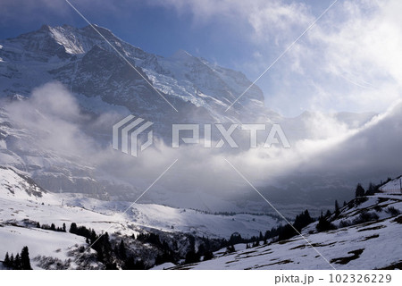 アルプス山脈、霧がかかった高山、霞が勝ったアルプスの山々、スイスアルプスの美しい雪山、雪山が続く山岳 アルプス山脈、霧がかかった高山、霞が勝ったアルプスの山々、スイスアルプスの美しい雪山、雪山が続く山岳 102326229
