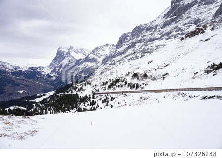 スイスアルプスの美しい雪山、アルプス山脈、雪山が続く山岳地帯、晴天の中の広大な雪原、世界的なスキー場 スイスアルプスの美しい雪山、アルプス山脈、雪山が続く山岳地帯、晴天の中の広大な雪原、世界的なスキー場 102326238
