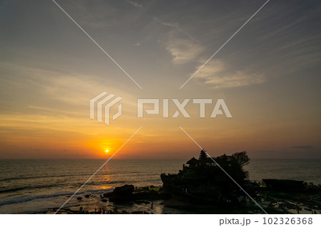 バリ島の夕日スポット、タナロット寺院 バリ島の夕日スポット、タナロット寺院 102326368