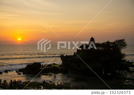 タナロット寺院のシルエットと海に沈む夕日 102326373