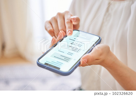スマートフォンでメッセージのやりとりをする女性の手元 スマートフォンでメッセージのやりとりをする女性の手元 102326620