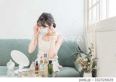 マスクをつけるアジア人女性 102326629