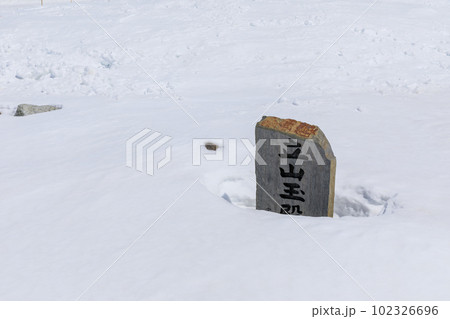 富山_立山玉殿の湧水冬景色 102326696
