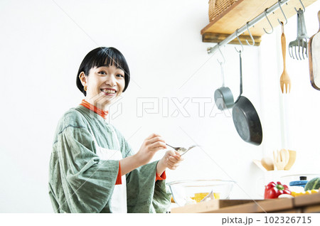 カボチャのパンケーキを作る若い女性 カボチャのパンケーキを作る若い女性 102326715