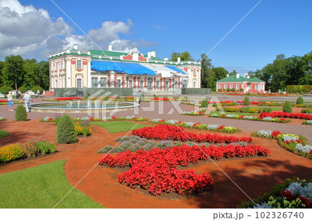 北欧エストニア　世界遺産のタリン旧市街郊外にある広大な公園の一角にある修復中のカドリオルグ宮殿と庭園 102326740