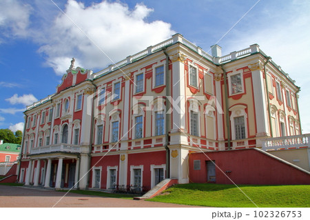 北欧エストニア　世界遺産のタリン旧市街郊外にある広大な公園の一角にある修復中のカドリオルグ宮殿 102326753