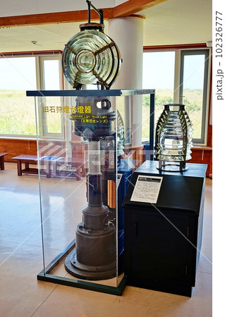 はまなすの丘公園ヴィジターセンターの、旧石狩燈台燈器(6等閃光レンズ)と無等不動レンズ はまなすの丘公園ヴィジターセンターの、旧石狩燈台燈器(6等閃光レンズ)と無等不動レンズ 102326777