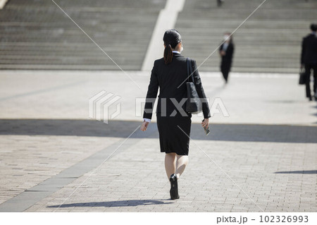 朝、出社する女性の全身の後ろ姿 朝、出社する女性の全身の後ろ姿 102326993
