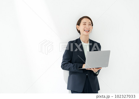 ビジネス ミドル女性 パソコン ビジネス ミドル女性 パソコン 102327033