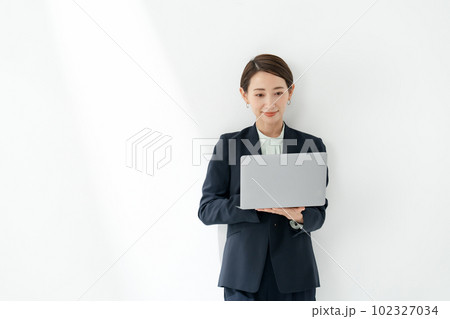 ビジネス ミドル女性 パソコン ビジネス ミドル女性 パソコン 102327034
