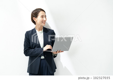 ビジネス　ミドル女性　パソコン 102327035