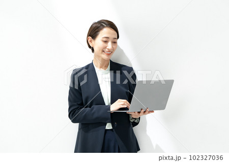 ビジネス ミドル女性 パソコン ビジネス ミドル女性 パソコン 102327036
