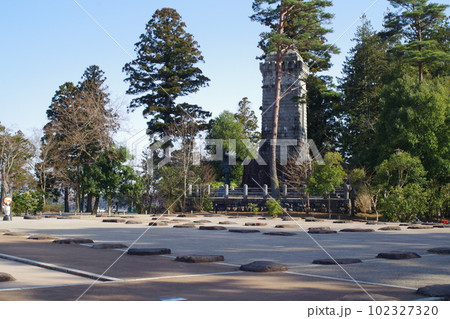 青葉城址の礎石と忠魂碑の景色 青葉城址の礎石と忠魂碑の景色 102327320