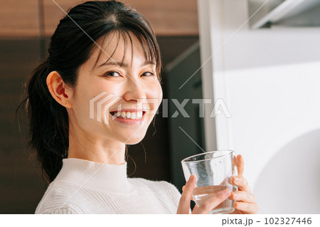 台所で水を飲む女性 台所で水を飲む女性 102327446