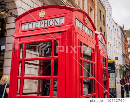 イギリスにある赤い公衆電話ボックス イギリスにある赤い公衆電話ボックス 102327494