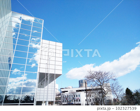 札幌市青少年科学館の鏡に映る青空 102327539