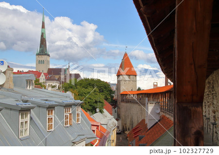 北欧エストニア　中世の面影が残る世界遺産タリン旧市街歴史地区の城壁回廊からの景色 102327729