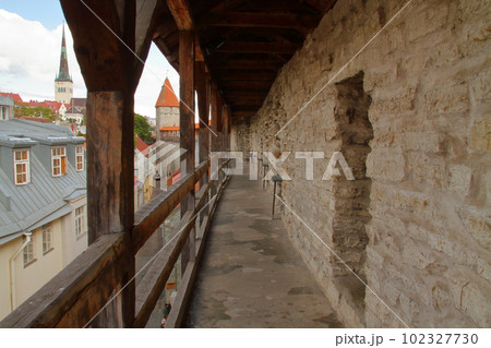 北欧エストニア　中世の面影が残る世界遺産タリン旧市街歴史地区の城壁回廊からの景色 102327730