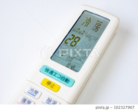 家庭用エアコンの設定温度リモコン表示部(28℃)【夏の電力需給ひっ迫対策】 家庭用エアコンの設定温度リモコン表示部(28℃)【夏の電力需給ひっ迫対策】 102327907