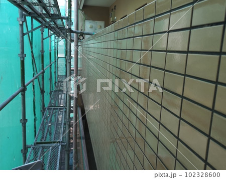 RC造賃貸マンションのタイル張り外壁修繕工事へのクリア塗装部と未塗装部 102328600