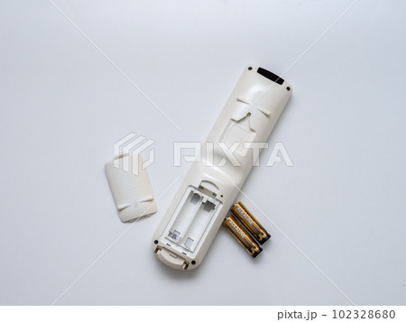 リモコンの電池交換（単3電池） 102328680