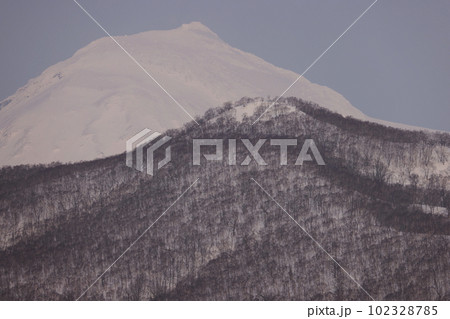 冬の羅臼岳 冬の羅臼岳 102328785