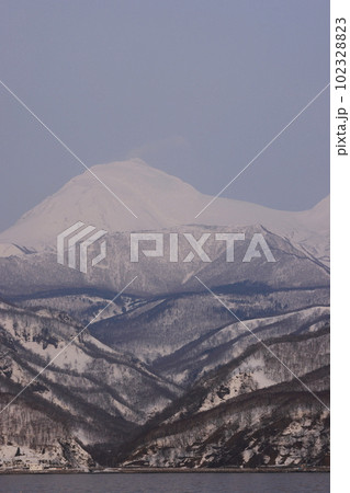 冬の羅臼岳 102328823