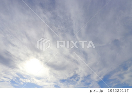 太陽 薄い雲 太陽 薄い雲 102329117