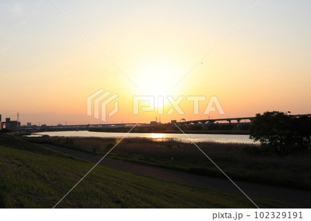 荒川夕景・扇大橋、首都高速と日暮里舎人ライナー【東京都足立区】 荒川夕景・扇大橋、首都高速と日暮里舎人ライナー【東京都足立区】 102329191