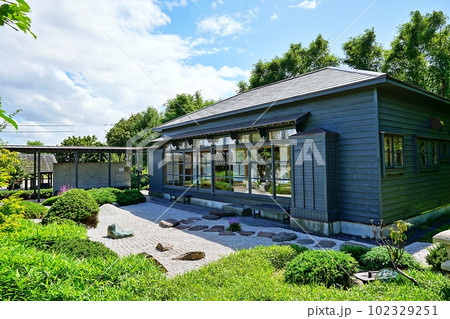 夏の北海道石狩市 弁天歴史公園の風景 102329251