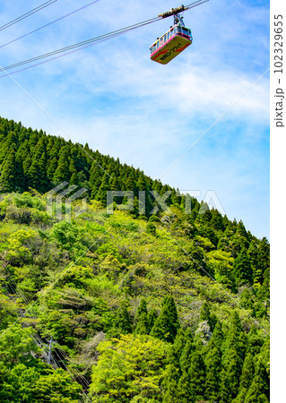 新緑の鶴見岳と別府ロープウェイ 新緑の鶴見岳と別府ロープウェイ 102329655