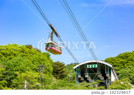 新緑の鶴見岳と別府ロープウェイ 102329657