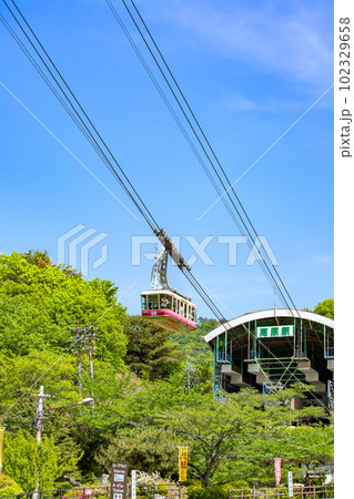 新緑の鶴見岳と別府ロープウェイ 102329658